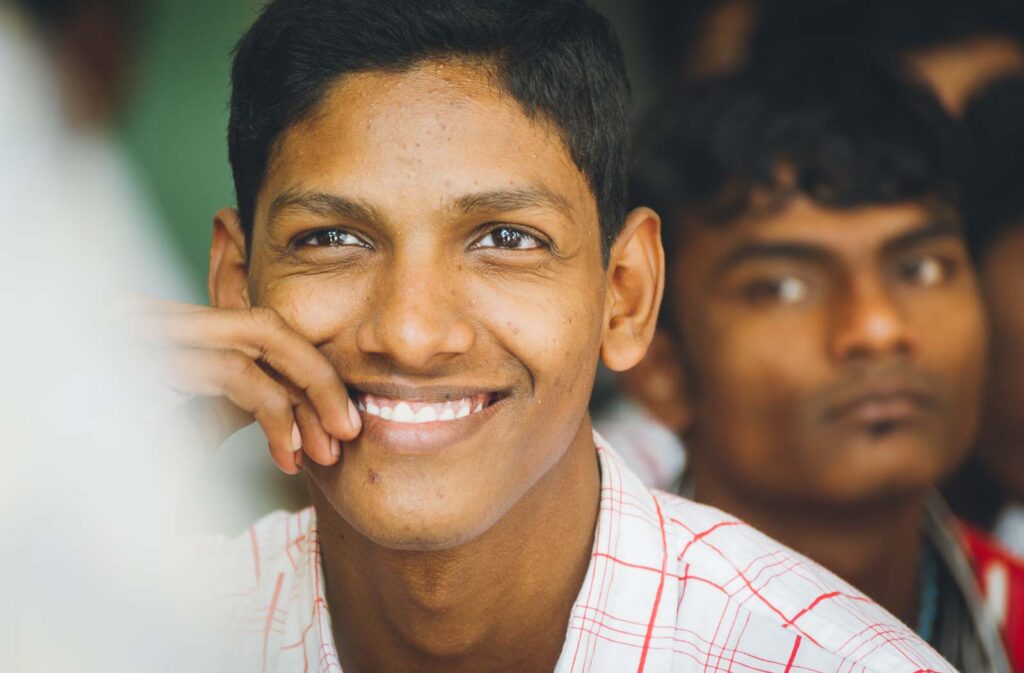 Lächelnder Junge im indischen Jugendheim – CSR  – Industriefoto