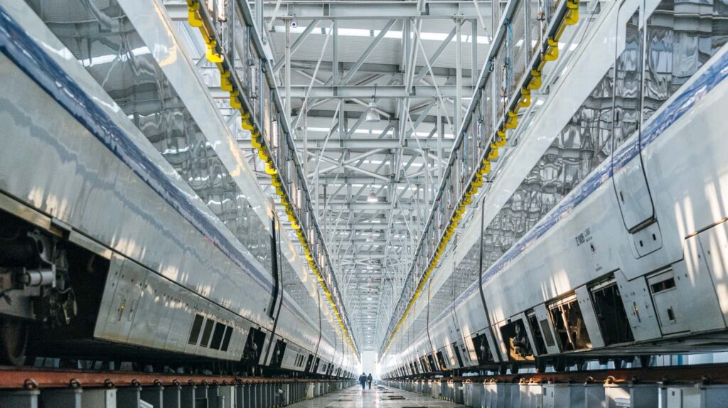 Zwischen zwei High Speed Trains im Depot – Industriefoto