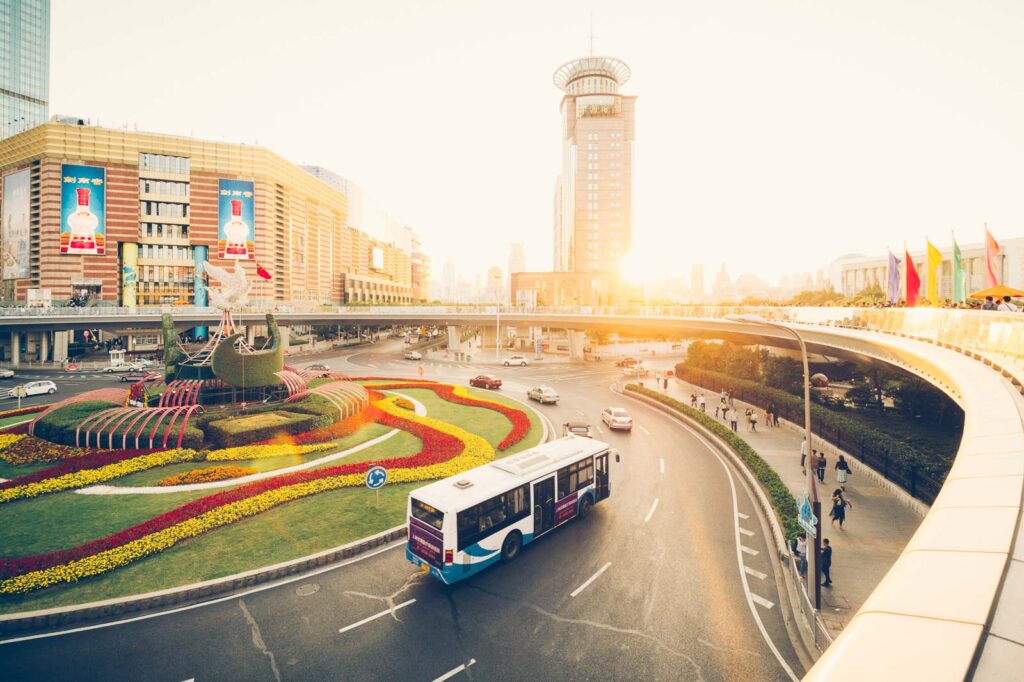 Bus im Gegenlicht am Oriental Pearl Tower Kreisverkehr Shanghai – Industriefoto