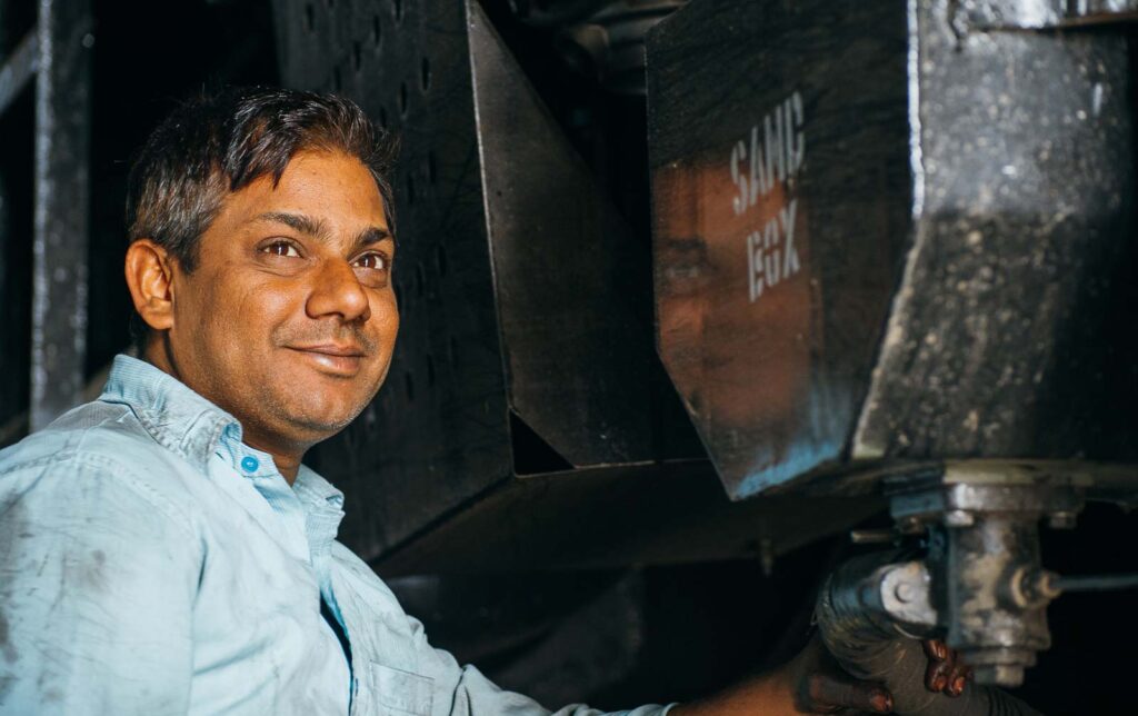Indischer Service-Techniker lächelt – Industriefoto
